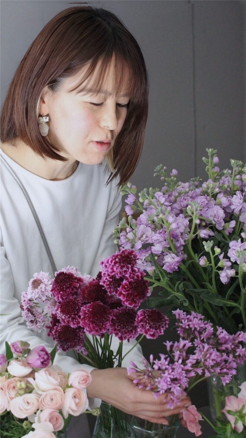 花を生ける富岡綾乃